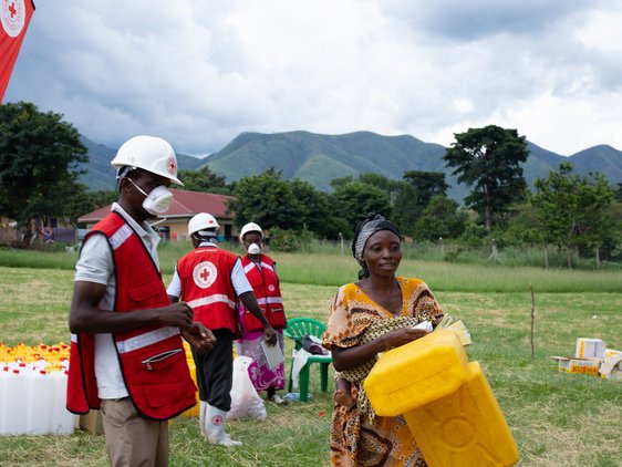 The Uganda Red Cross Society supports communities around Uganda’s western Rwenzori mountains (mainly Kasese district) by acting early ahead of the May 2020 flood impact, distributing food and non-food items.