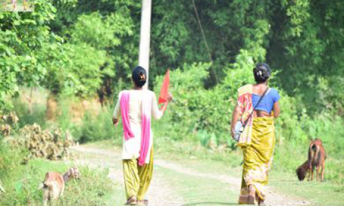 ews-manual-warning-small Volunteers disseminating early warning message using megaphones and coloured flags during a drill. Credit: Archana Gurung